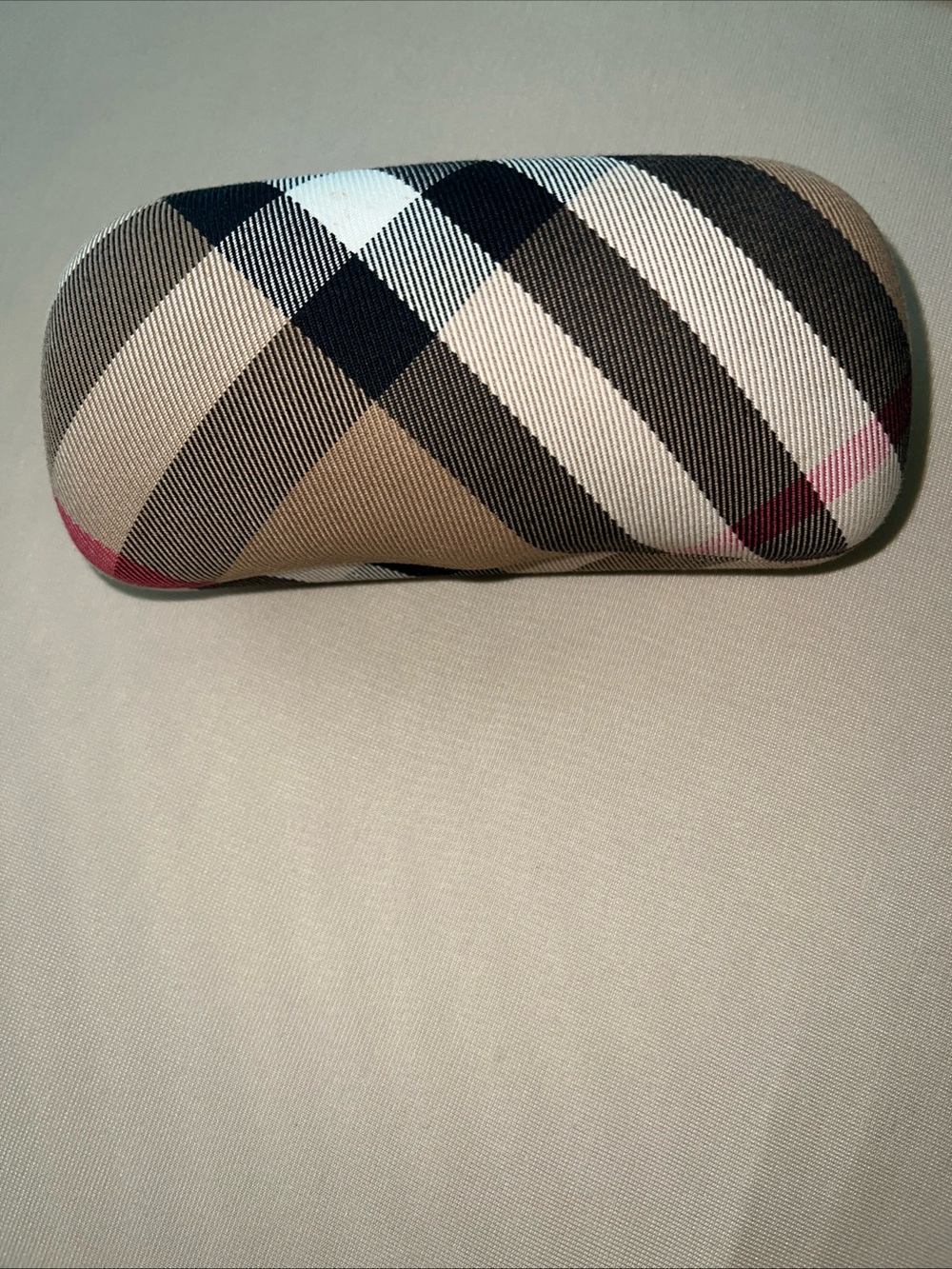 Burberry Plaid Hard shell Glasses Case in Beige, Black & White